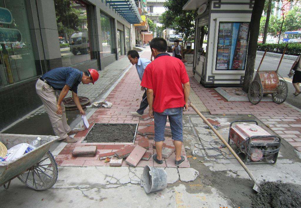 不銹鋼隱形井蓋安裝施工